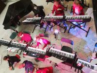 koncert dzieci na instrumentach klawiszowych